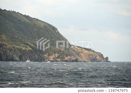 口之島,位於吐噶喇群島最北端的火山島。 口之島,位於吐噶喇群島最北端的火山島。 139747975
