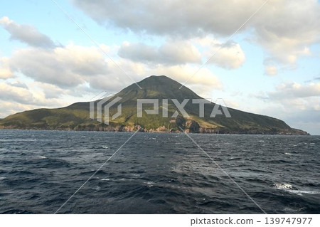 口之島，位於吐噶喇群島最北端的火山島。 139747977