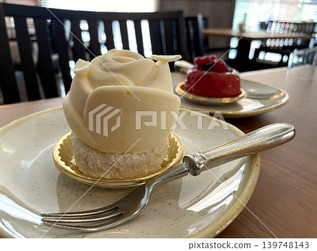 玫瑰花形白巧克力慕斯蛋糕 玫瑰花形白巧克力慕斯蛋糕 139748143