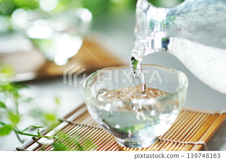 Pouring chilled sake into a sake cup in summer (image) Pouring chilled sake into a sake cup in summer (image) 139748163