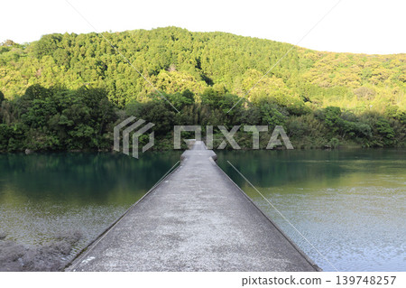 高瀨潛水橋,位於高知縣四萬十市,周圍綠樹環繞。 高瀨潛水橋,位於高知縣四萬十市,周圍綠樹環繞。 139748257