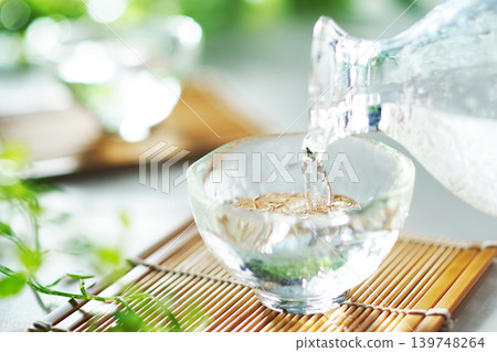 Pouring chilled sake into a sake cup in summer (image) Pouring chilled sake into a sake cup in summer (image) 139748264