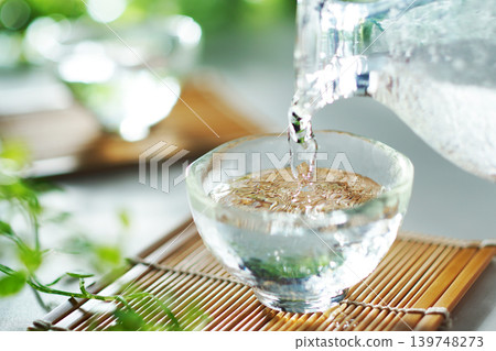 Pouring chilled sake into a sake cup in summer (image) Pouring chilled sake into a sake cup in summer (image) 139748273