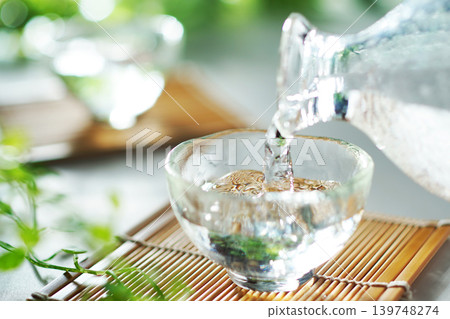 Pouring chilled sake into a sake cup in summer (image) Pouring chilled sake into a sake cup in summer (image) 139748274