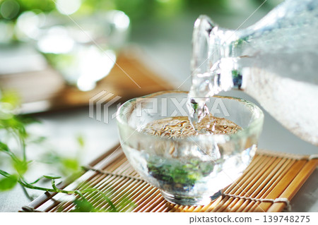 Pouring chilled sake into a sake cup in summer (image) Pouring chilled sake into a sake cup in summer (image) 139748275