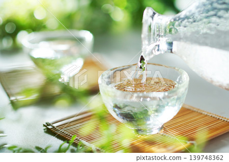 夏日里，將冰鎮清酒倒入清酒杯中（圖） 139748362