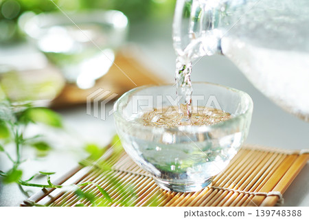 Pouring chilled sake into a sake cup in summer (image) Pouring chilled sake into a sake cup in summer (image) 139748388