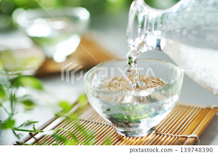 Pouring chilled sake into a sake cup in summer (image) Pouring chilled sake into a sake cup in summer (image) 139748390