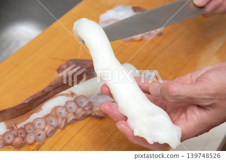 如何剝章魚皮:去除章魚皮後的章魚觸手。 如何剝章魚皮:去除章魚皮後的章魚觸手。 139748526