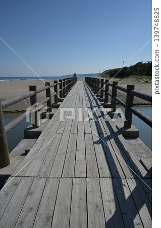 通往海灘的橋 通往海灘的橋 139748825
