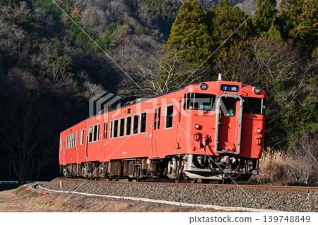 「太郎號」（紀波40系）列車正途經JR山口線白井之里站。 139748849