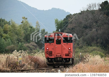 「Tarako」（Kiha 40系列）駛過JR山口線大山路平交道。 139748850