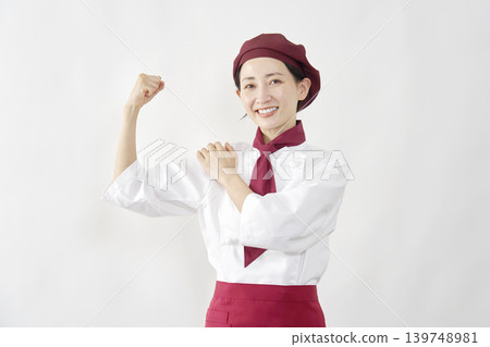 一位女性糕點師/麵包師/咖啡館員工,在白色背景前擺出充滿活力和乾勁的姿勢。 一位女性糕點師/麵包師/咖啡館員工,在白色背景前擺出充滿活力和乾勁的姿勢。 139748981
