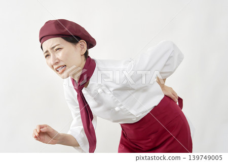 女性糕點師/麵包店/咖啡館員工；患有腰痛；白色背景。 139749005