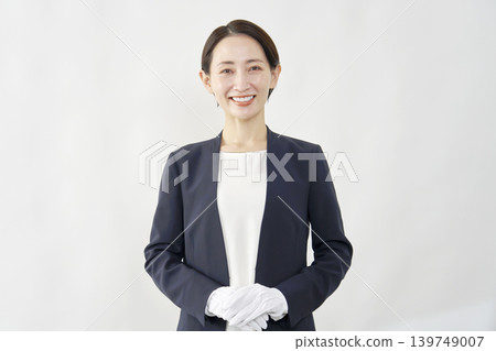 女鑑定師，肖像照，白色背景，直視鏡頭。 139749007