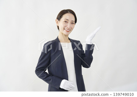 一位女算命師在白色背景前用手掌指向右側。 139749010