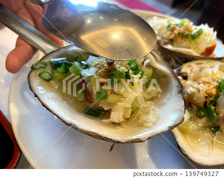 蒜蓉清蒸鮮活海蛤,並配湯匙食用。 蒜蓉清蒸鮮活海蛤,並配湯匙食用。 139749327
