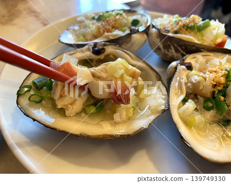 蒜蓉清蒸鮮活海蛤;用筷子取出蛤肉。 蒜蓉清蒸鮮活海蛤;用筷子取出蛤肉。 139749330