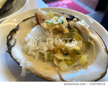 Rice served in the shell of a live surf clam (Karameshi), Chinese style. Rice served in the shell of a live surf clam (Karameshi), Chinese style. 139749332
