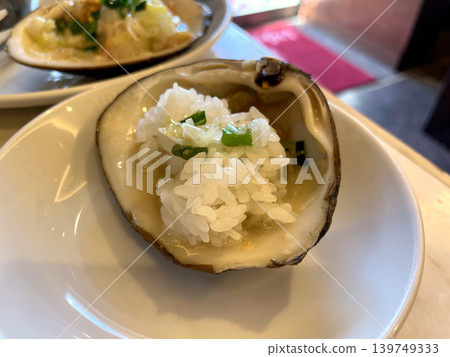 Rice served in the shell of a live surf clam (Karameshi), Chinese style. Rice served in the shell of a live surf clam (Karameshi), Chinese style. 139749333