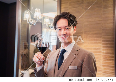 一位男侍酒師正在檢查葡萄酒 139749363