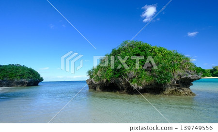 卡比拉灣的蔚藍大海和波濤景色 卡比拉灣的蔚藍大海和波濤景色 139749556