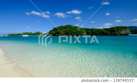 卡比拉灣的蔚藍大海和波濤景色 卡比拉灣的蔚藍大海和波濤景色 139749557