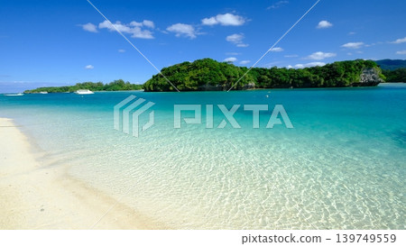 卡比拉灣的蔚藍大海和波濤景色 卡比拉灣的蔚藍大海和波濤景色 139749559