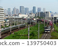 以大阪的摩天大樓為背景，沿著北部貨運線行駛 139750403