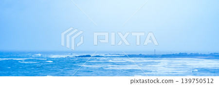 海面波濤洶湧，巨浪滔天，狂風呼嘯。 [強風巨浪預警圖] 139750512