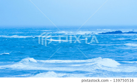 海面波濤洶湧，巨浪滔天，狂風呼嘯。 [強風巨浪預警圖] 139750516