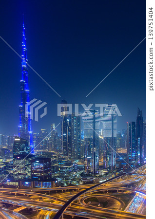 杜拜哈利法塔令人驚嘆的夜景。 杜拜哈利法塔令人驚嘆的夜景。 139751404