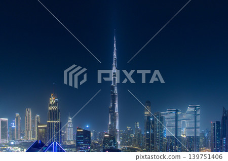 杜拜哈利法塔令人驚嘆的夜景。 杜拜哈利法塔令人驚嘆的夜景。 139751406