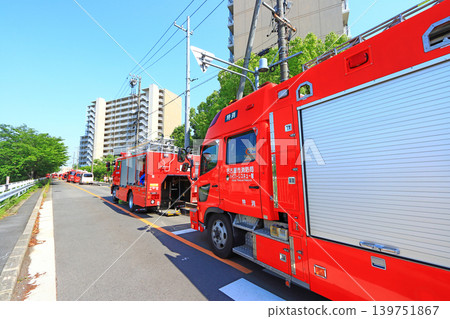 A scene of fire trucks fighting a fire in Nagoya City, Aichi Prefecture. A scene of fire trucks fighting a fire in Nagoya City, Aichi Prefecture. 139751867