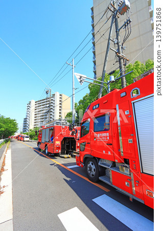 A scene of fire trucks fighting a fire in Nagoya City, Aichi Prefecture. A scene of fire trucks fighting a fire in Nagoya City, Aichi Prefecture. 139751868