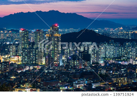 Seoul, South Korea - May. 17, 2026 : Breathtaking evening sky and twilight magic hour over the dense cityscape of Seoul from Yongmasan Mountain, South Korea Seoul, South Korea - May. 17, 2026 : Breathtaking evening sky and twilight magic hour over the dense cityscape of Seoul from Yongmasan Mountain, South Korea 139751924