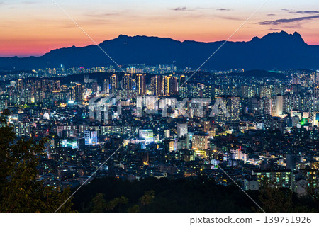 Seoul, South Korea - May. 17, 2026 : Breathtaking evening sky and twilight magic hour over the dense cityscape of Seoul from Yongmasan Mountain, South Korea Seoul, South Korea - May. 17, 2026 : Breathtaking evening sky and twilight magic hour over the dense cityscape of Seoul from Yongmasan Mountain, South Korea 139751926