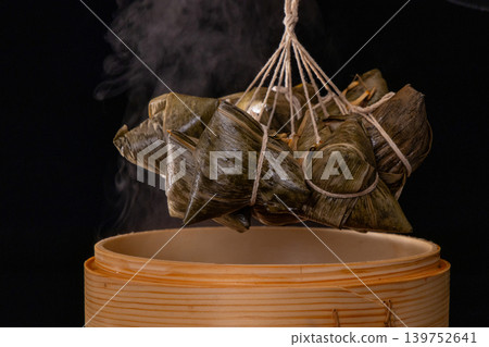 Zongzi (sticky rice dumplings), steamer, bamboo weaving, traditional food, Dragon Boat Festival, steamer, bamboo weaving, traditional cuisine, Dragon Boat Festival, Zongzi 139752641