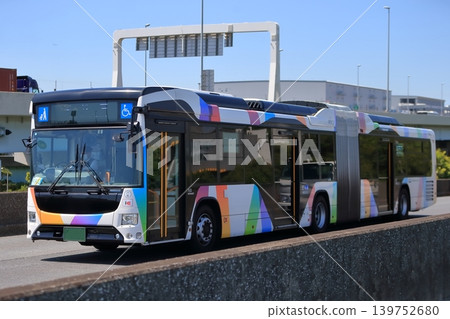 行駛中的鉸接式公車 行駛中的鉸接式公車 139752680