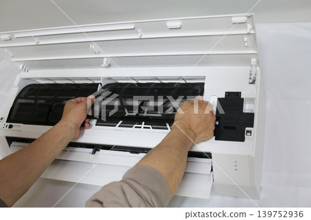 Cleaning the air conditioner filter Cleaning the air conditioner filter 139752936