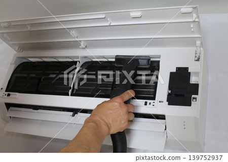 Cleaning the air conditioner filter 139752937