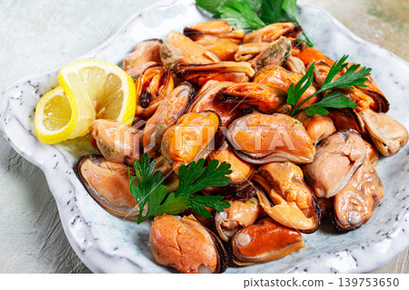 mussels no shell, boiled, mussels, peeled, in a bowl, with lemon and parsley, Chilean mussels, top view, no people, mussels no shell, boiled, mussels, peeled, in a bowl, with lemon and parsley, Chilean mussels, top view, no people, 139753650