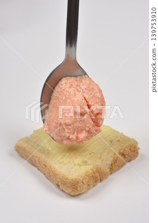Salmon and fish roe spread on a spoon over bread Salmon and fish roe spread on a spoon over bread 139753910