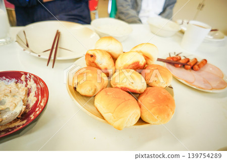早餐場景,包括新鮮出爐的麵包和自製配菜。 早餐場景,包括新鮮出爐的麵包和自製配菜。 139754289