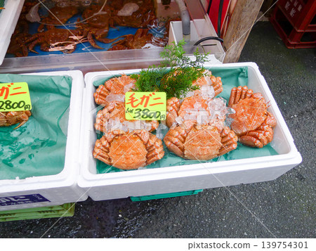 Japanese food stalls where hairy crabs are lined up with ice. 139754301