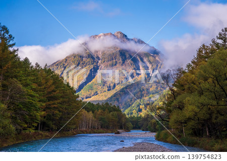 Autumn scenery of Mt. Yake in Kamikochi (Matsumoto City, Nagano Prefecture) Autumn scenery of Mt. Yake in Kamikochi (Matsumoto City, Nagano Prefecture) 139754823