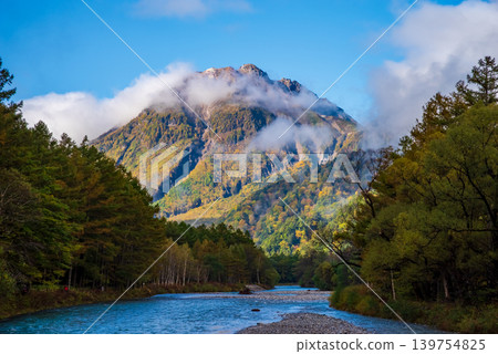 上高地燒山(長野縣松本市)的秋景 上高地燒山(長野縣松本市)的秋景 139754825