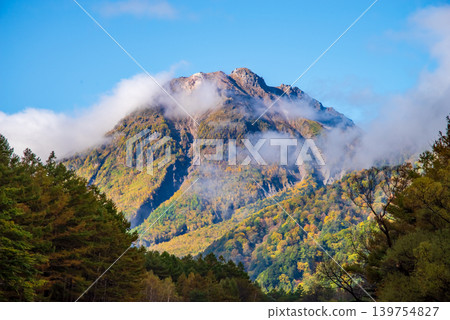 上高地燒山(長野縣松本市)的秋景 上高地燒山(長野縣松本市)的秋景 139754827