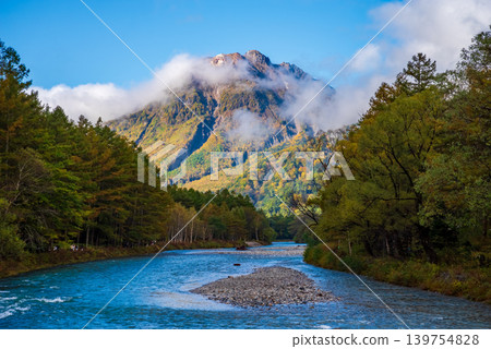 上高地燒山(長野縣松本市)的秋景 上高地燒山(長野縣松本市)的秋景 139754828