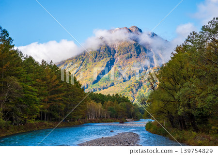 上高地燒山(長野縣松本市)的秋景 上高地燒山(長野縣松本市)的秋景 139754829